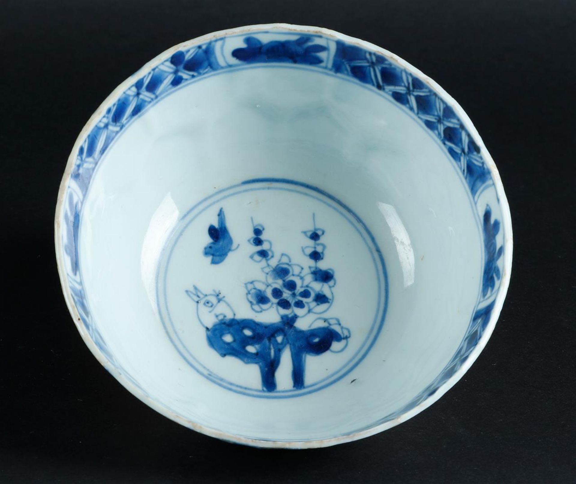 A porcelain bowl with bedding decor with rabbit and floral decor. Marked with artemisia leaf. China, - Bild 4 aus 5