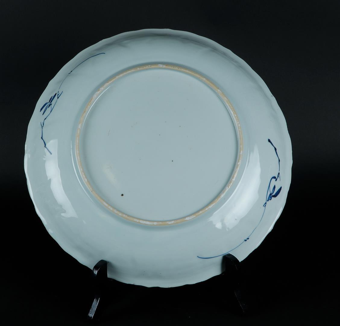 A porcelain dish with a tulip-shaped outer rim with floral decor, the center with flower-on-rock dec - Image 2 of 2