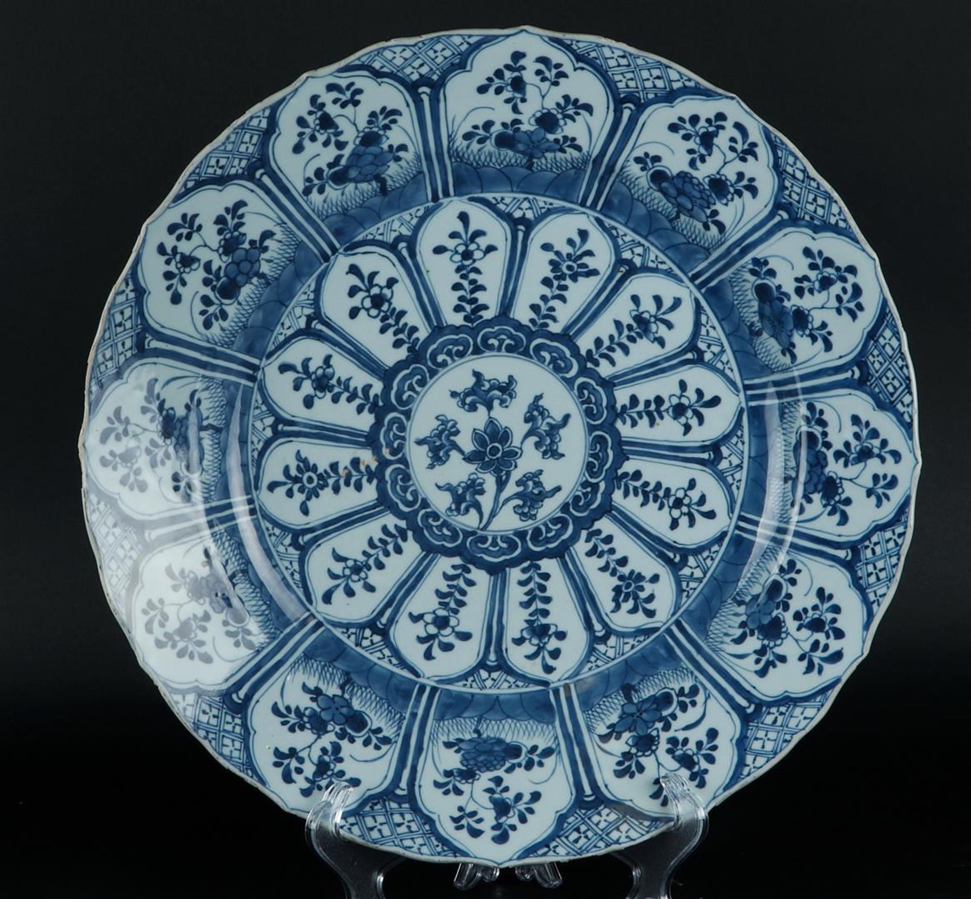 A porcelain dish, so-called lotus dish with lotus leaf-shaped beds in the outer rim with floral deco