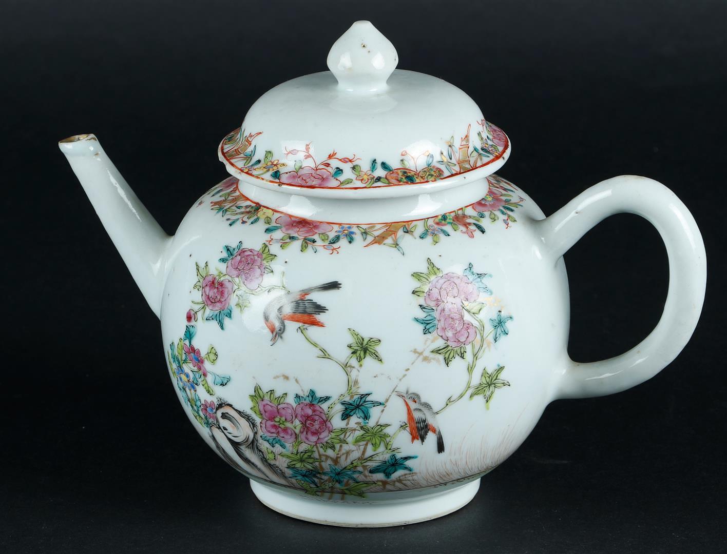 A porcelain Famille Rose teapot with decoration of flowers and birds. China, 18th century.