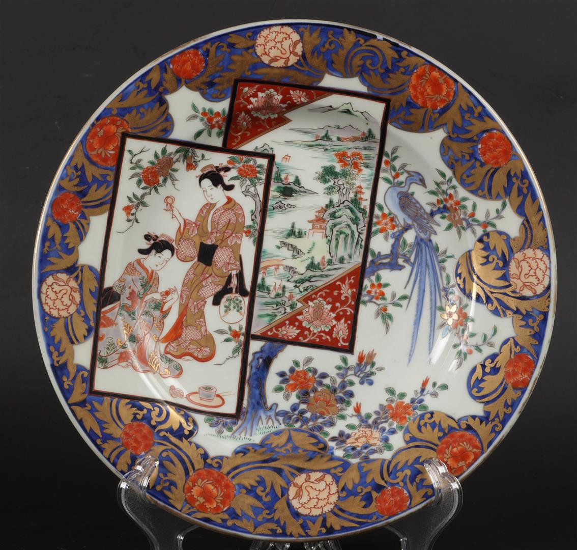 A porcelain Imari dish with decor of, among others, Japanese ladies and a landscape. Japan, 19th cen