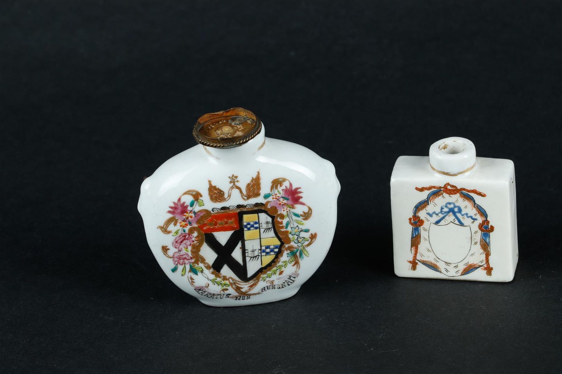 Two porcelain snuff bottles with weapon decoration. European, 19th/20th century. - Image 2 of 3