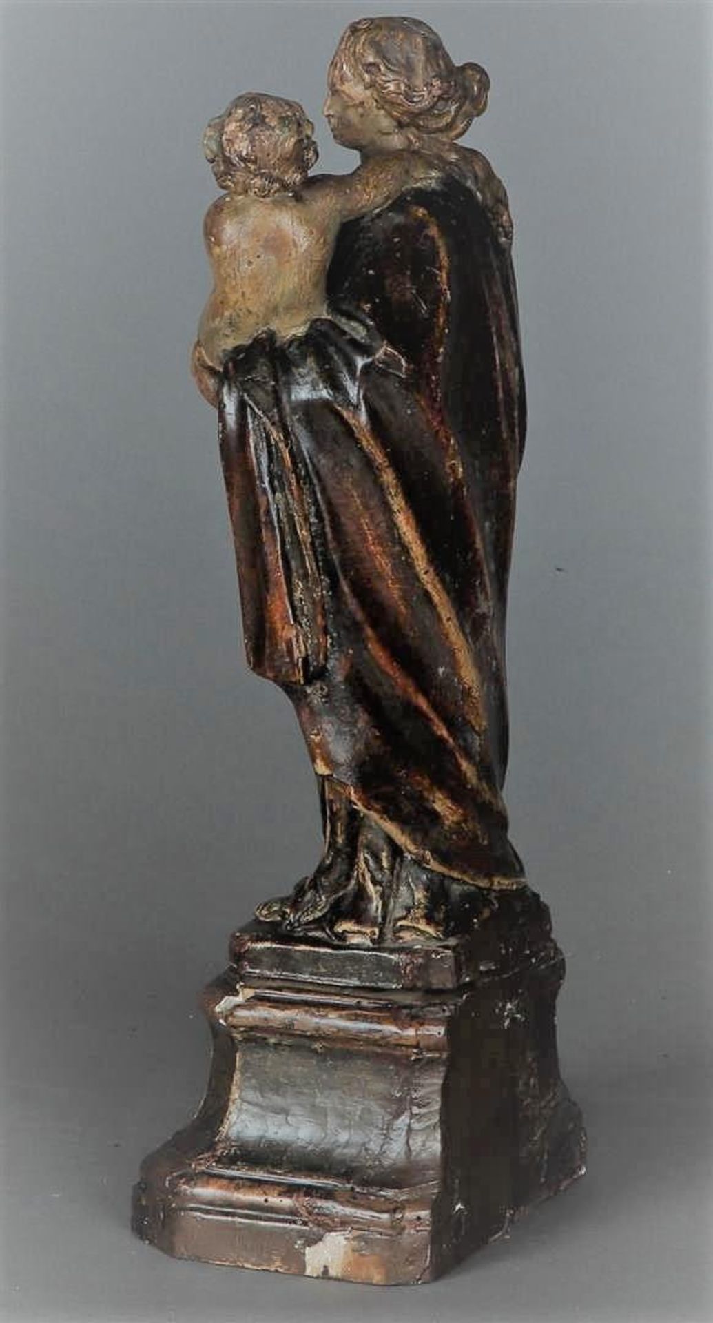 A wooden polychrome statue, Madonna with child. Possibly Antwerp 17th/18th century. - Image 3 of 3