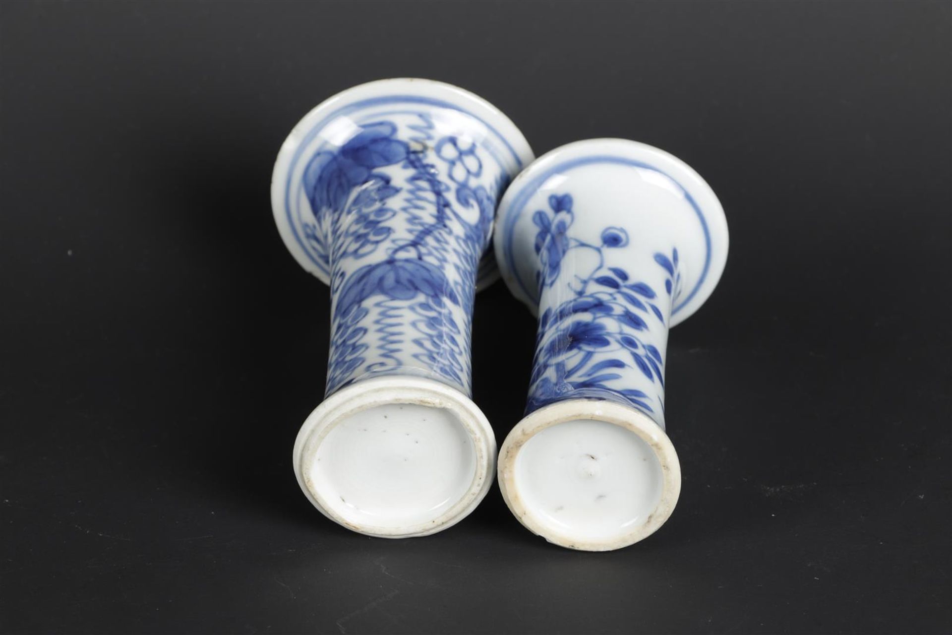 Two porcelain various cup vases, both with floral decoration. China, Kangxi/Yongzheng. - Image 5 of 5