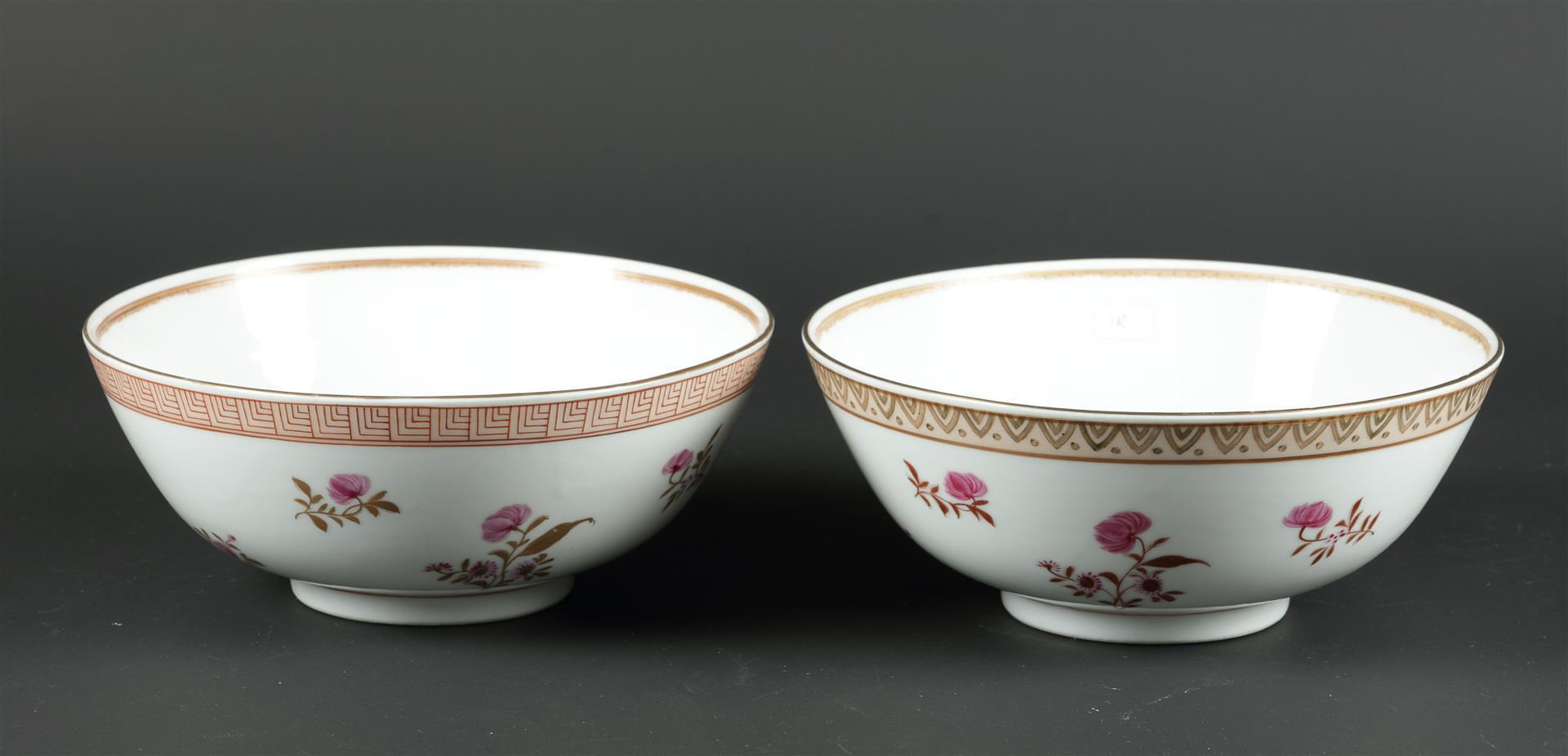 Two porcelain Famille Rose bowls with provincial coat of arms, decor Gelderland and Utrecht. China,  - Image 3 of 5