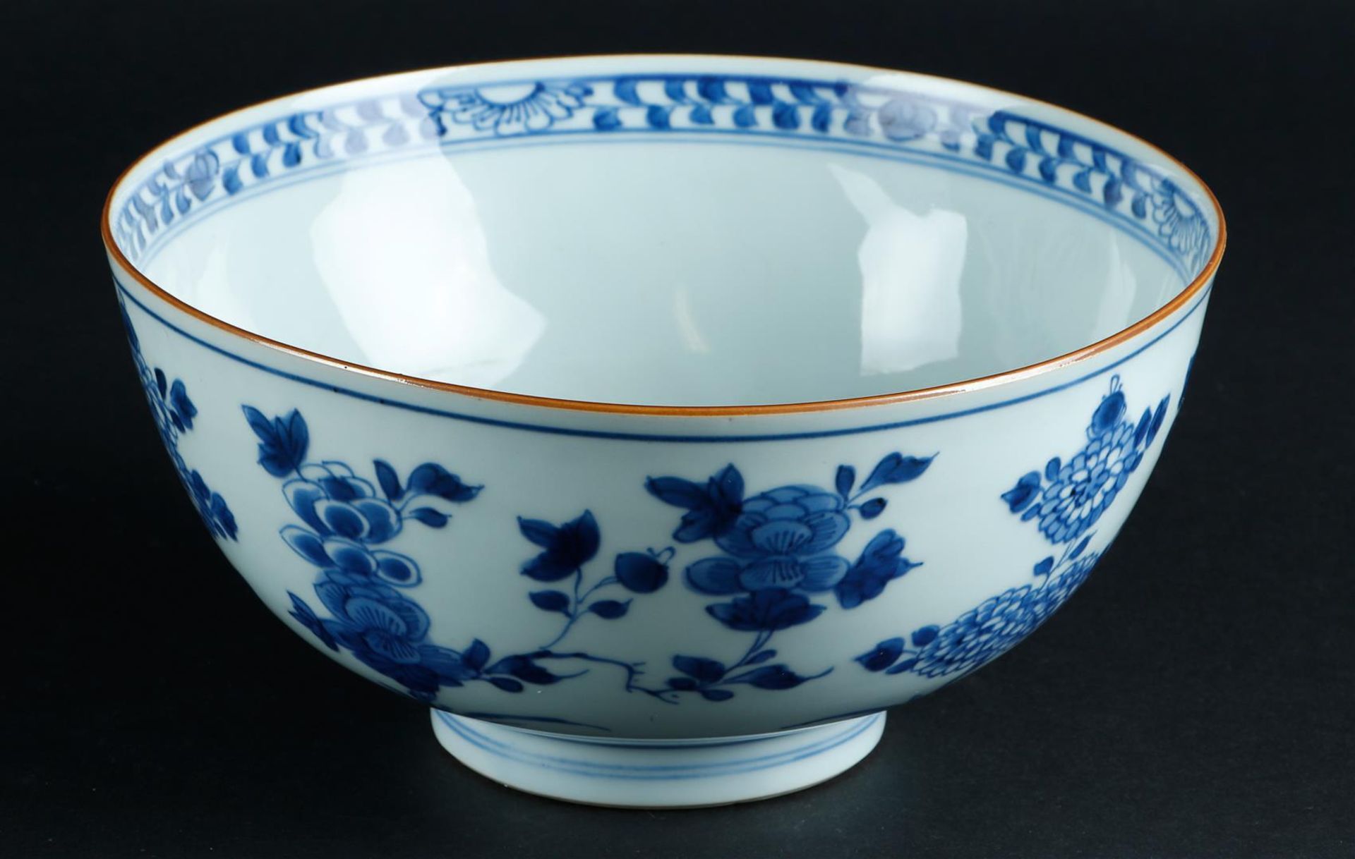 A porcelain bowl with floral decor on the outside and inside. China, Qianlong. - Image 2 of 5