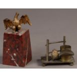 A lot consisting of a desk ornament with a seated eagle on a red marble base, and a pen holder and