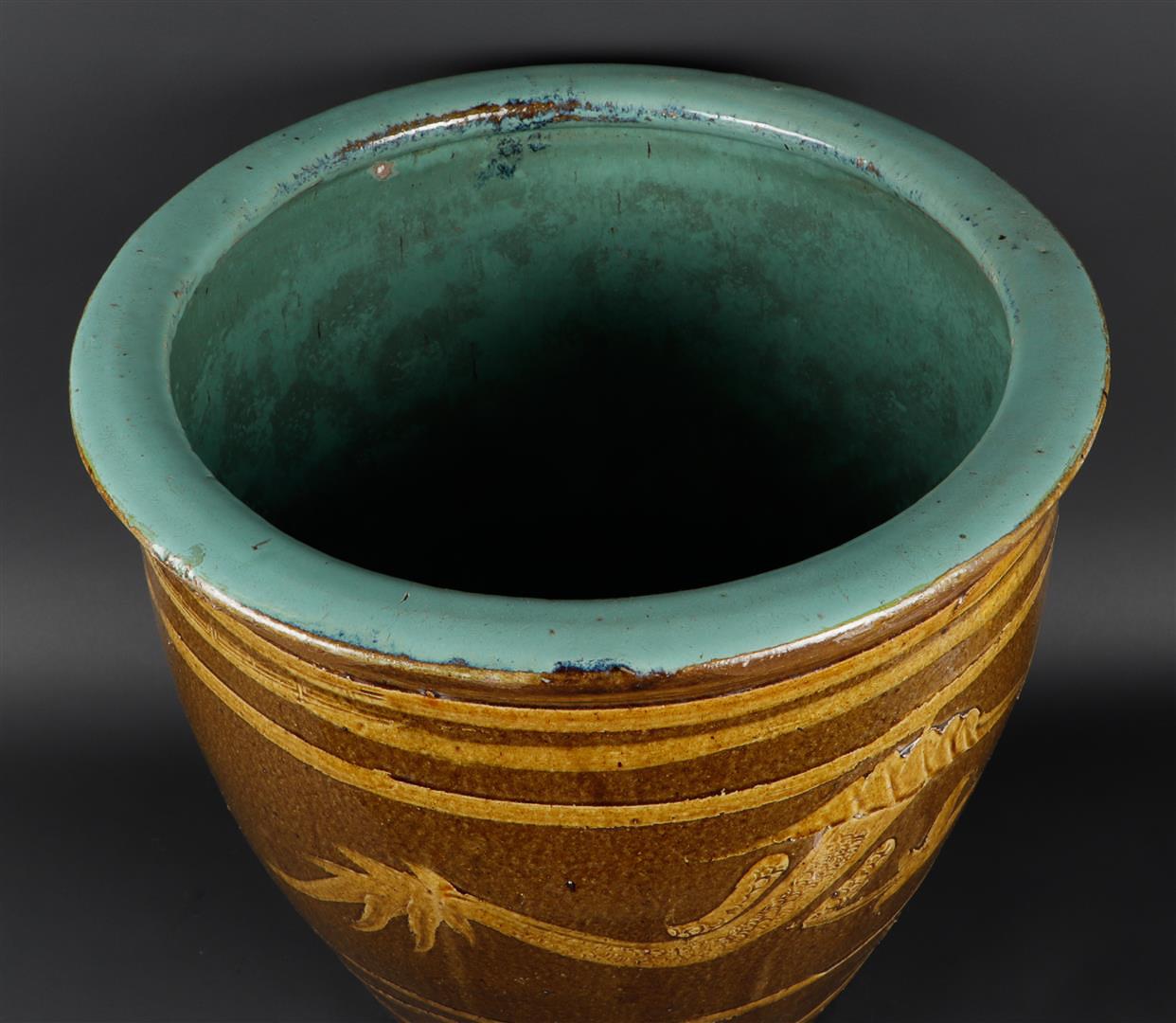 An earthenware cache pot decorated with dragons. China, 1st half 20th century. - Image 3 of 3