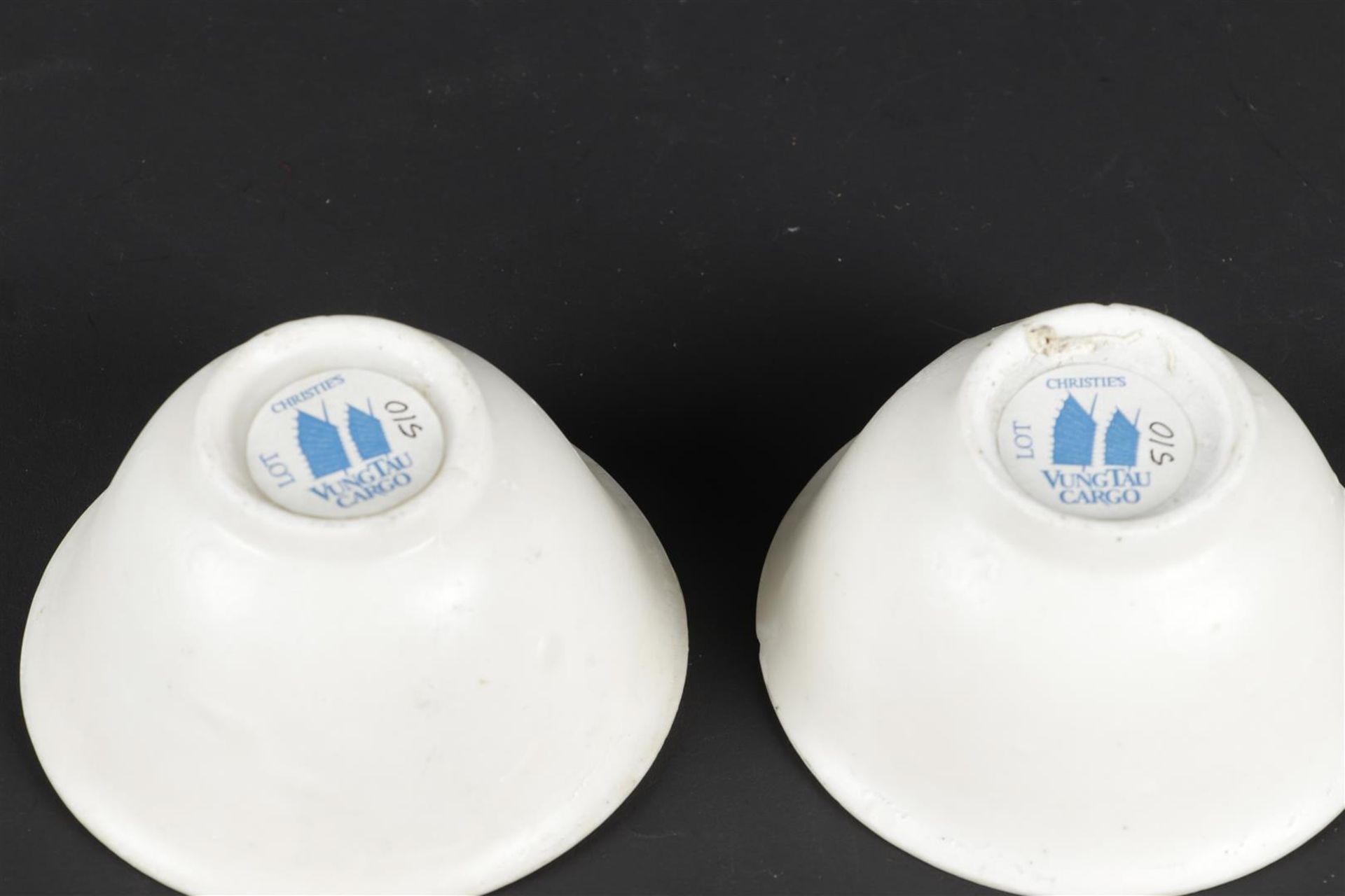 Two porcelain Blanc de Chine bowls: origin Vung Tau Cargo (sea finds auctioned at Christies, 1992).  - Bild 7 aus 7
