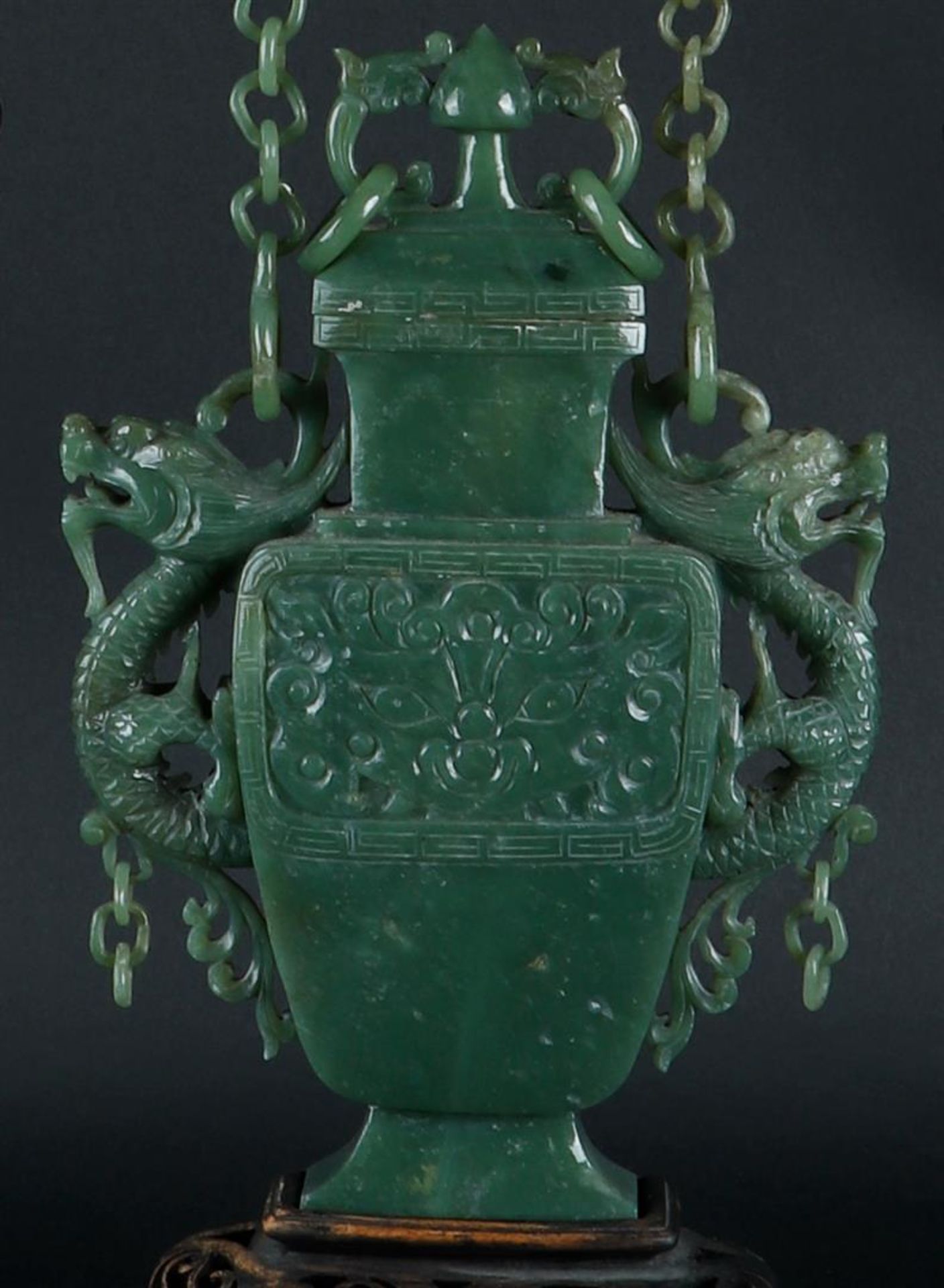 A celadon green jade vase with lid, with dragon handles and with jade chain with handle. China, 20th - Image 4 of 5