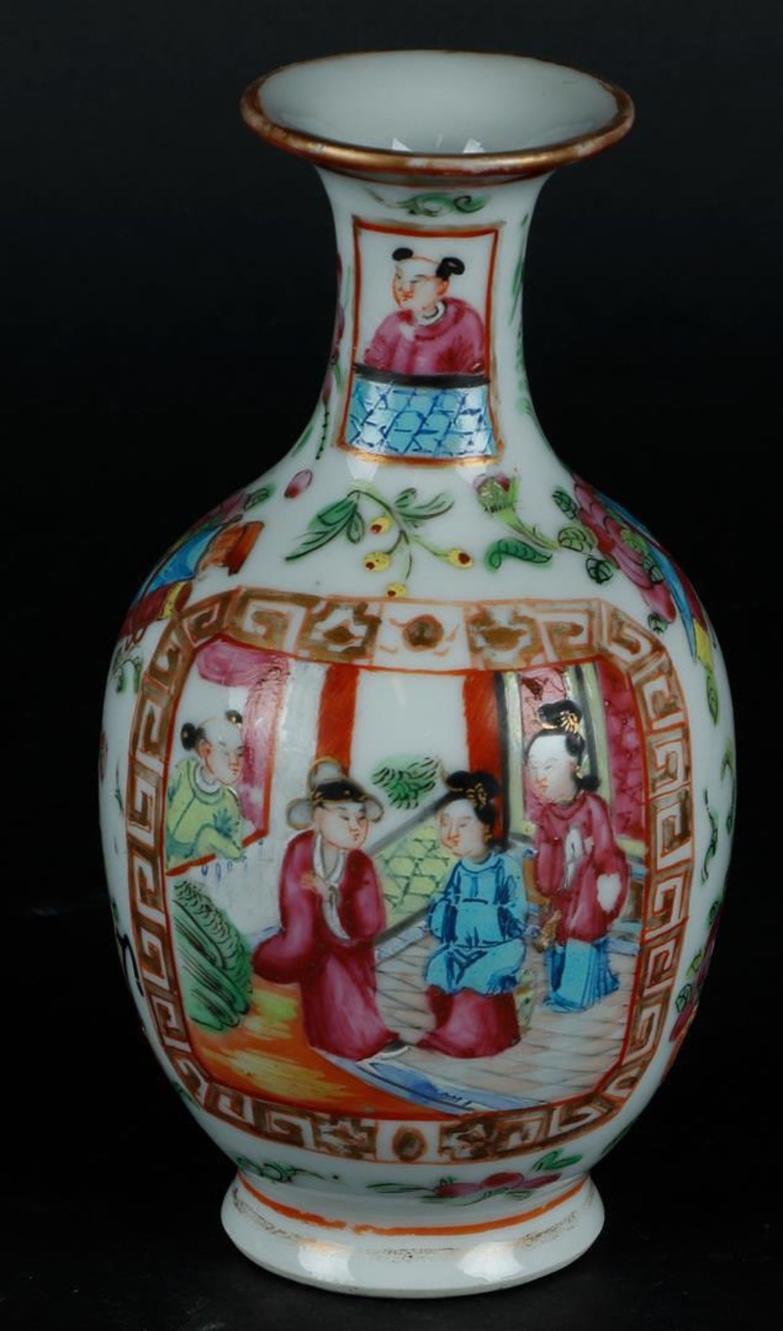 A porcelain vase, Canton. With decor of court scenes. China, 19th century.