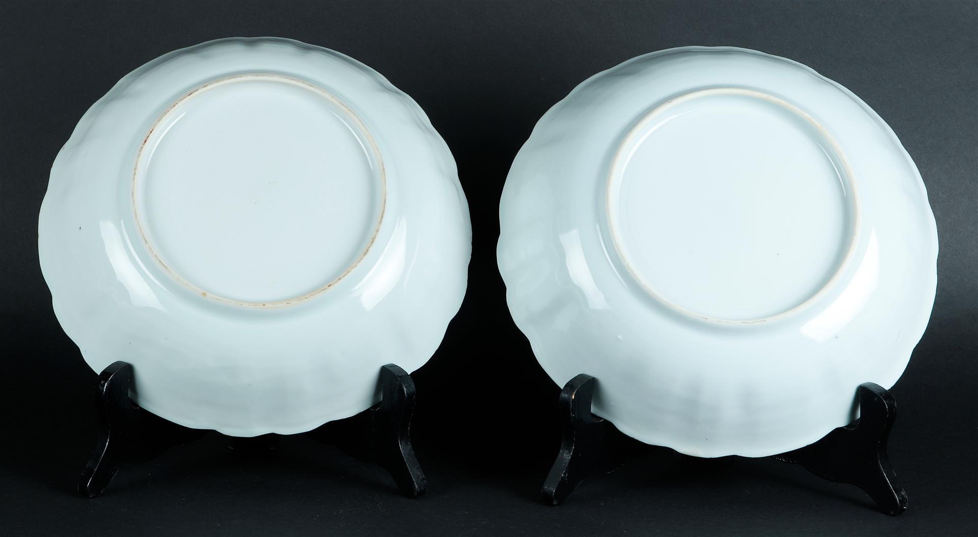 A pair of porcelain deep dishes with floral decor in the centre. China, Qianlong. - Image 3 of 3