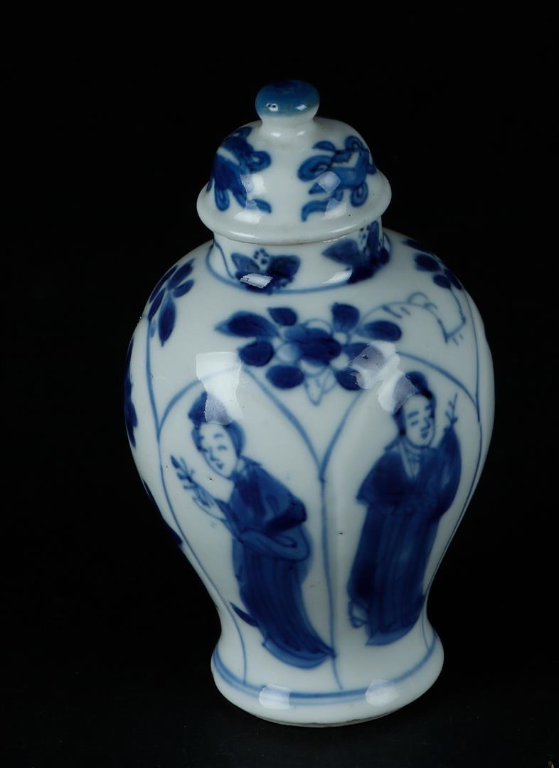 A porcelain lid vase with long lines in lotus beds. Marked Jade on the bottom. China, Kangxi.