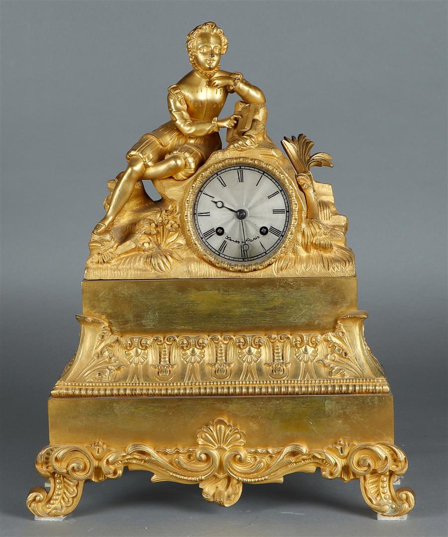 An ormolu bronze French mantel clock with a poet. Approx. 1860.