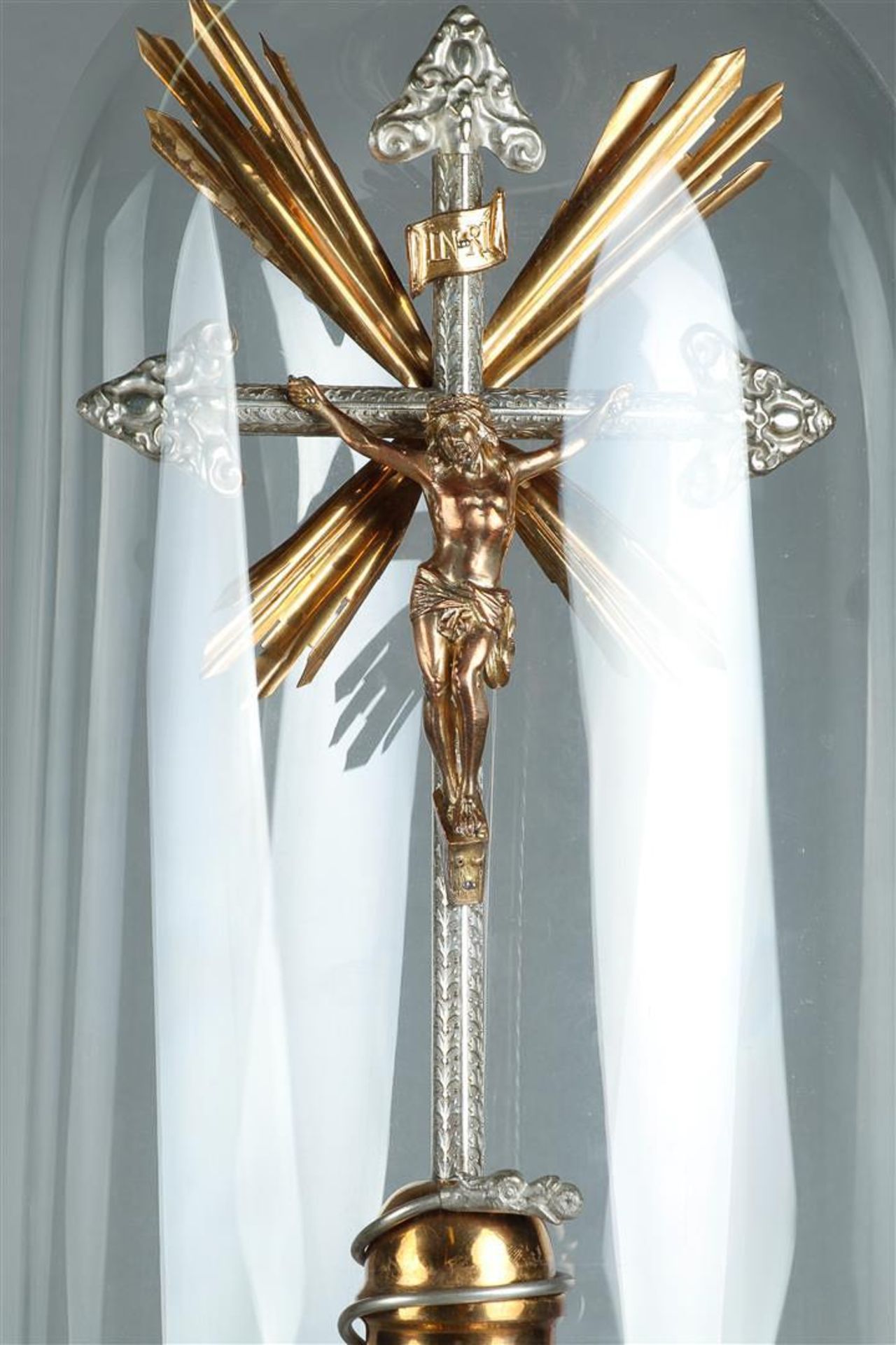 A metal crucifix under al period glass dome, ca. 1900. - Bild 2 aus 4