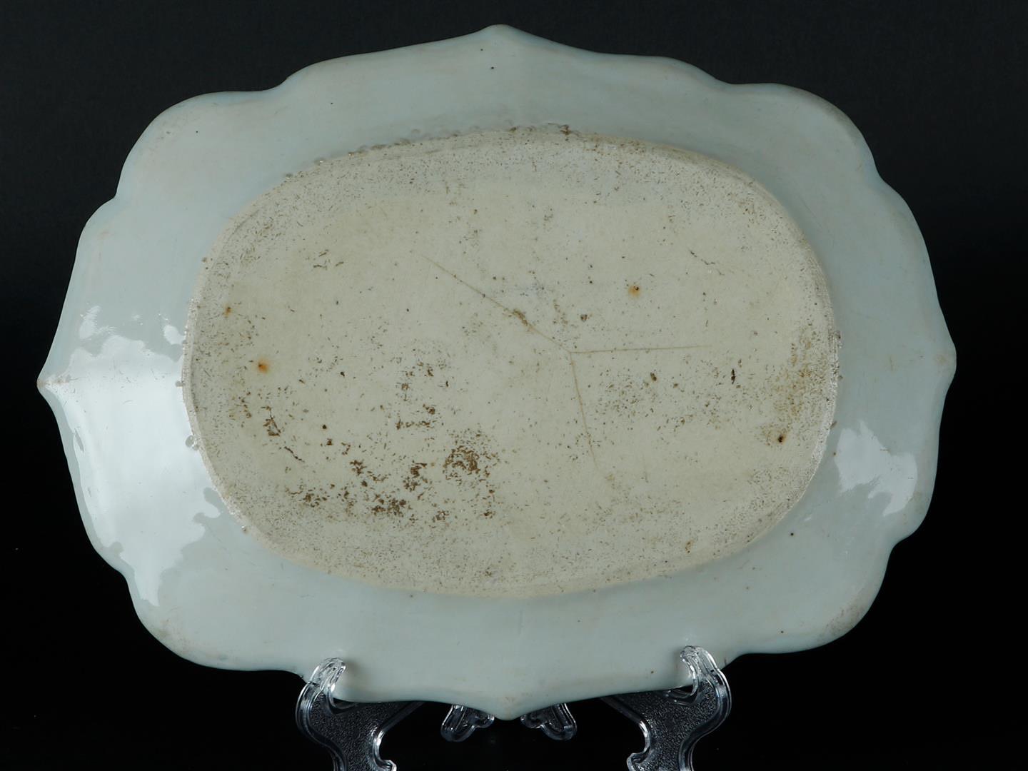 A porcelain contoured meat dish with floral decor. China, Qianlong. - Image 2 of 2