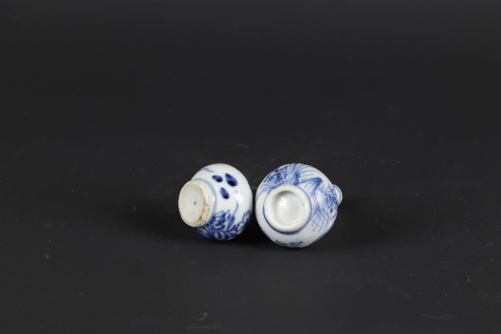 Two porcelain small model knob vases with floral decor and a butterfly. China, Yongzheng. - Image 4 of 5