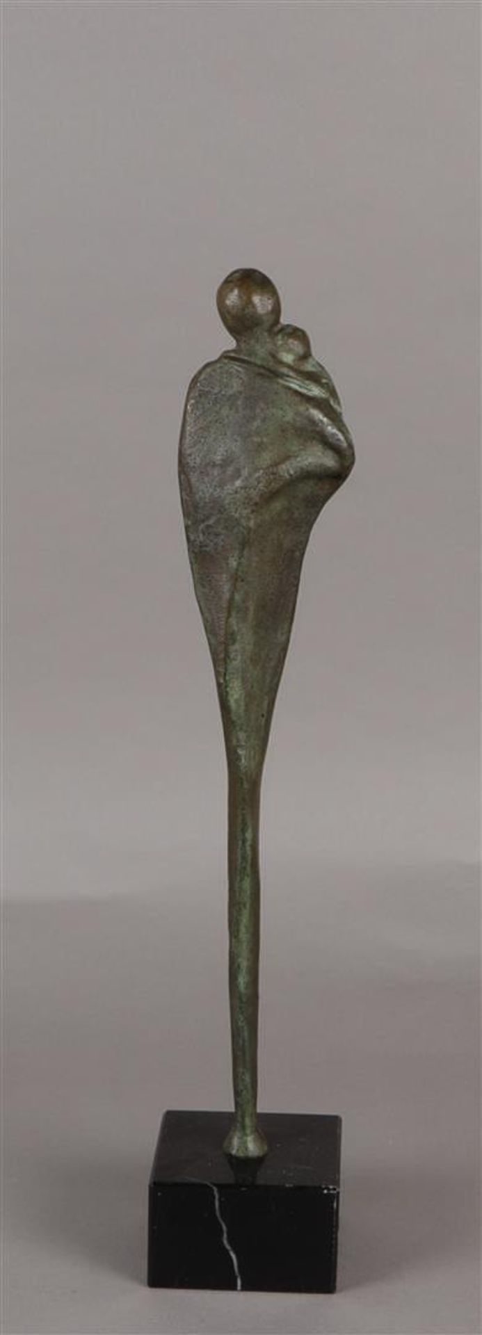 Elly de Clou (born Zoetermeer, 1953), Entwining, bronze on honed marble base. Including certificate. - Image 3 of 4