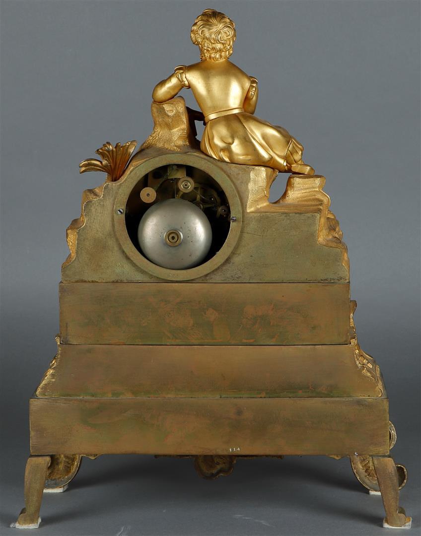 An ormolu bronze French mantel clock with a poet. Approx. 1860. - Image 5 of 5