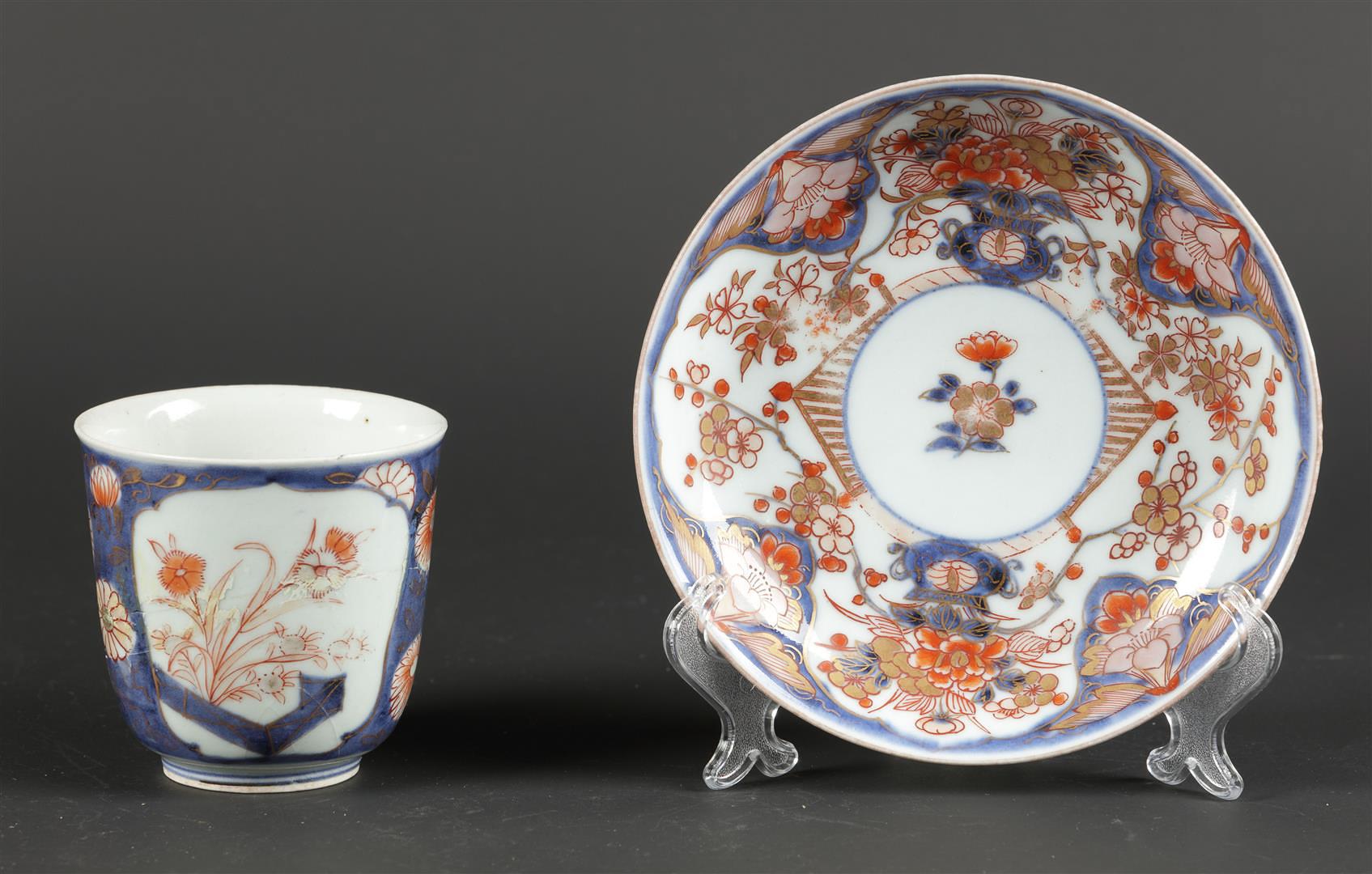 A porcelain Imari chocolate cup and saucer with floral decor in beds. Japan, 18th century - Image 3 of 5