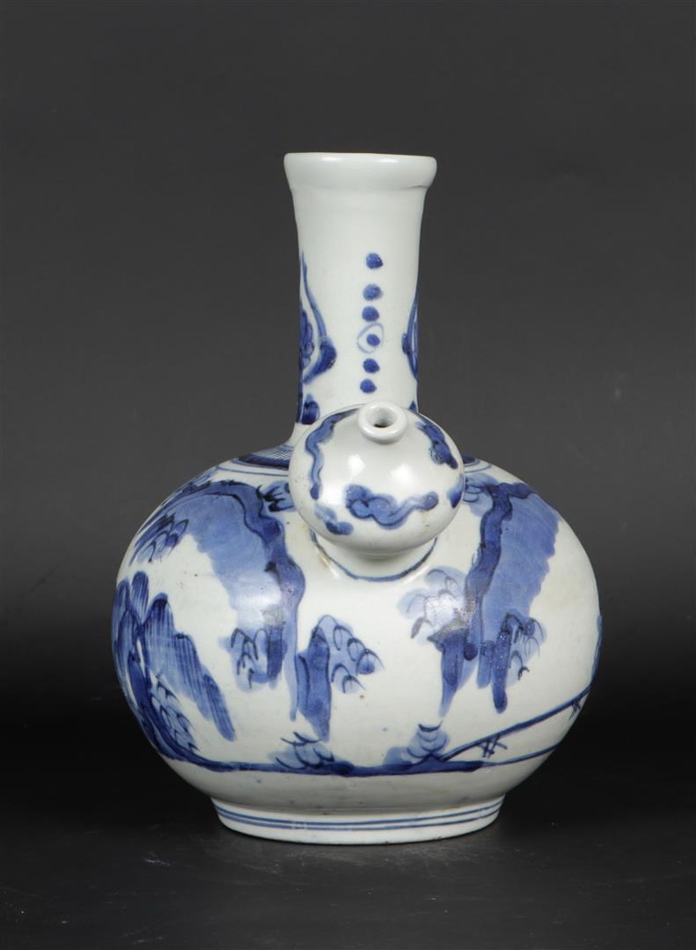 A porcelain kendi decorated with landscape decor. China, 17th/18th century. - Image 2 of 6