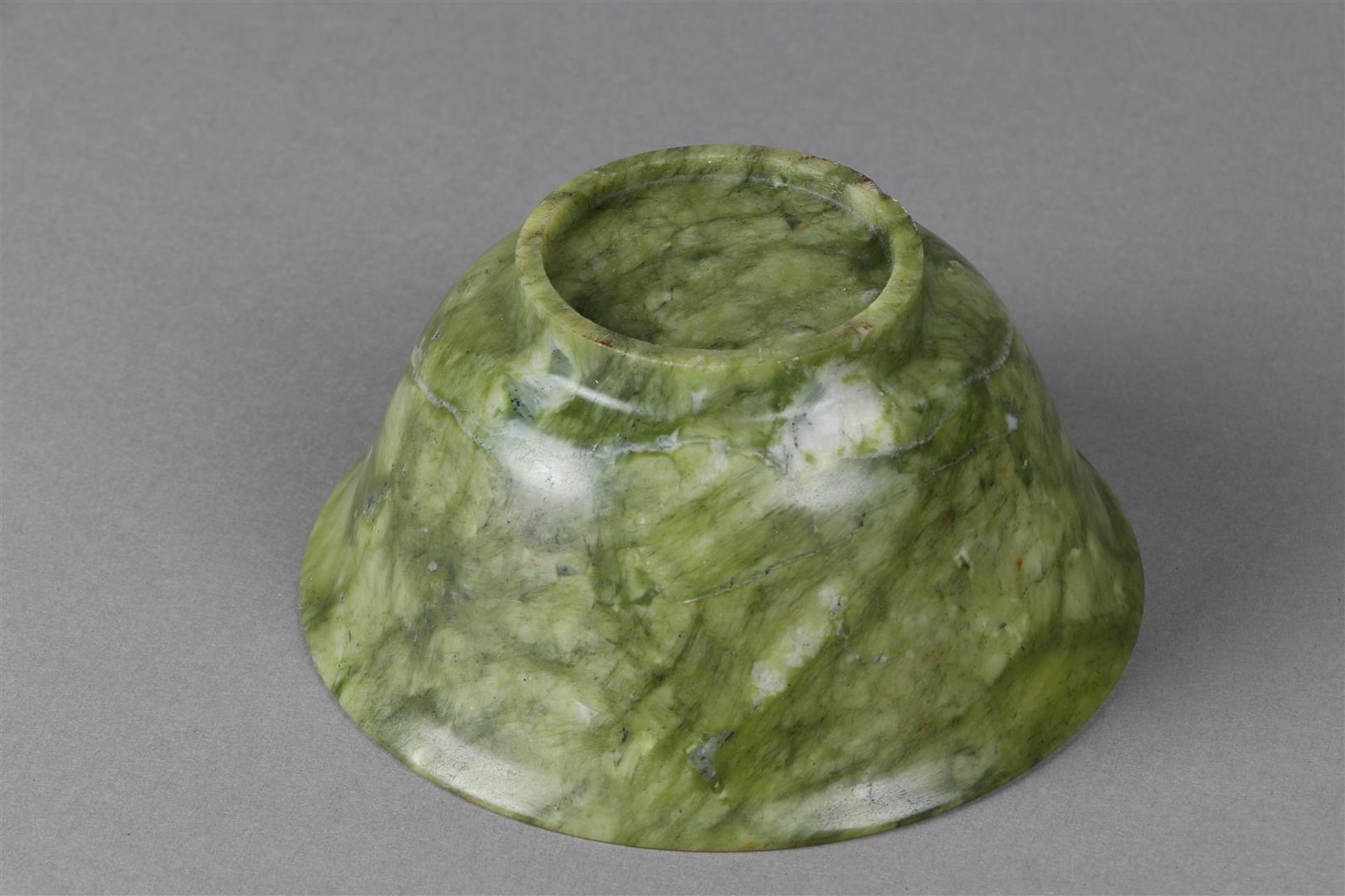 A Chinese thin-walled spinach green jade bowl. 20th century - Bild 2 aus 2