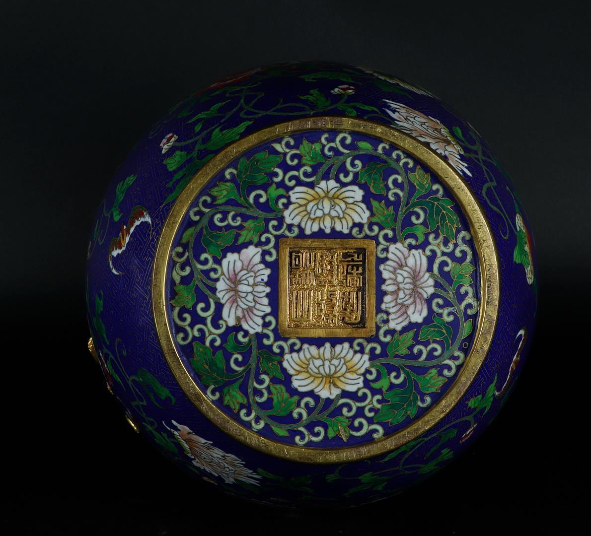 A large cloisonné vase decorated with flowers and on the side with gilded dragons, marked Qianglong. - Image 5 of 6