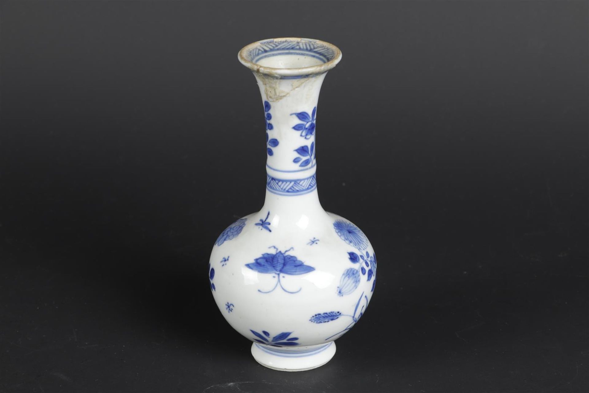 A porcelain belly vase with a slender high neck with floral decor on rock. China, Kangxi. - Image 3 of 5