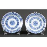 Two porcelain plates with floral decor and with rosette in the middle, back with Taoist mark (2x fis