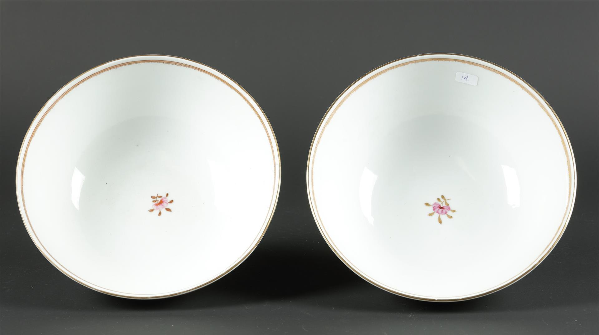 Two porcelain Famille Rose bowls with provincial coat of arms, decor Gelderland and Utrecht. China,  - Image 4 of 5