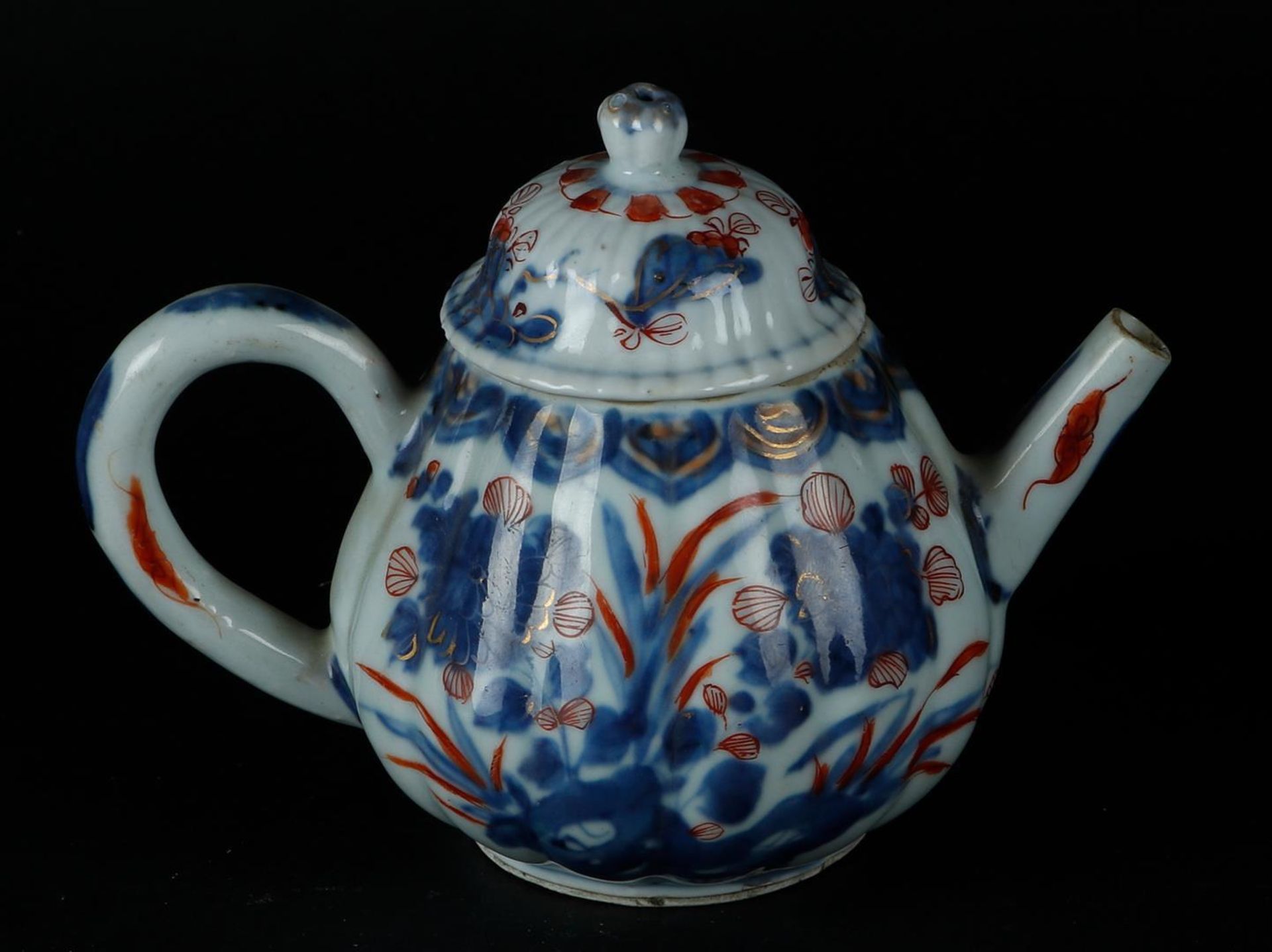 A porcelain Imari ribbed teapot and two Imari cup vases. China, Qianlong. - Image 2 of 3