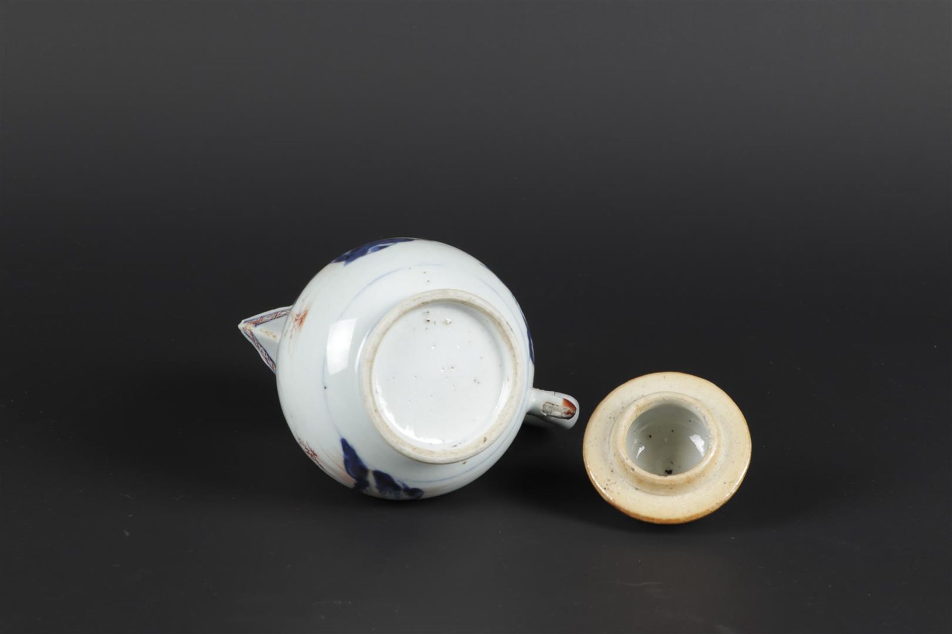 A porcelain Imari milk jug with landscape decoration. China, Qianlong. - Image 6 of 6