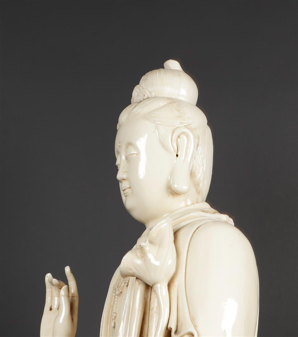 A porcelain Blanc de Chine Guan-Yin. China, 20th century - Image 5 of 10