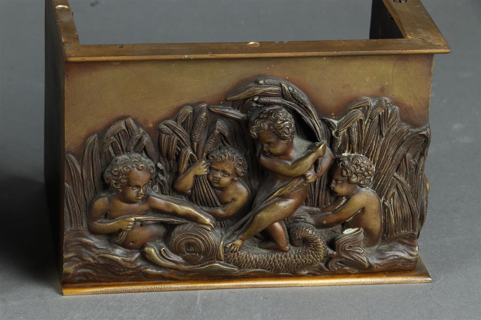 A set of cast brass fireplace ornaments with putti in a river. - Bild 3 aus 5