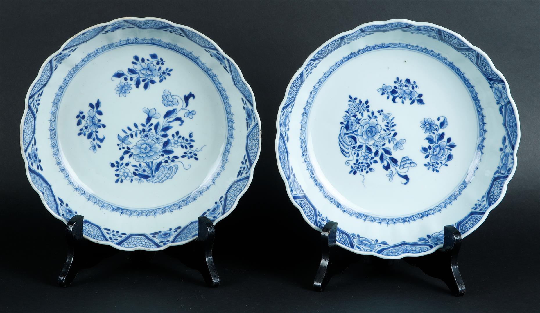 A pair of porcelain deep dishes with floral decor in the centre. China, Qianlong.