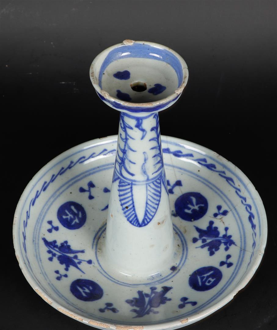 A porcelain floral decorated oil lamp. China, 19th century. - Image 2 of 4