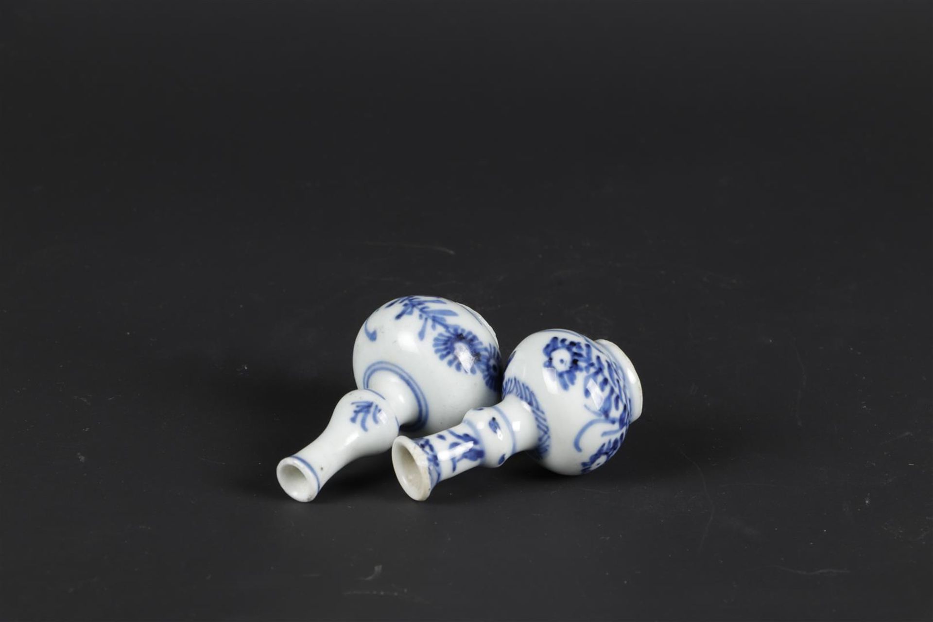 Two porcelain small model knob vases with floral decor and a butterfly. China, Yongzheng. - Image 5 of 5