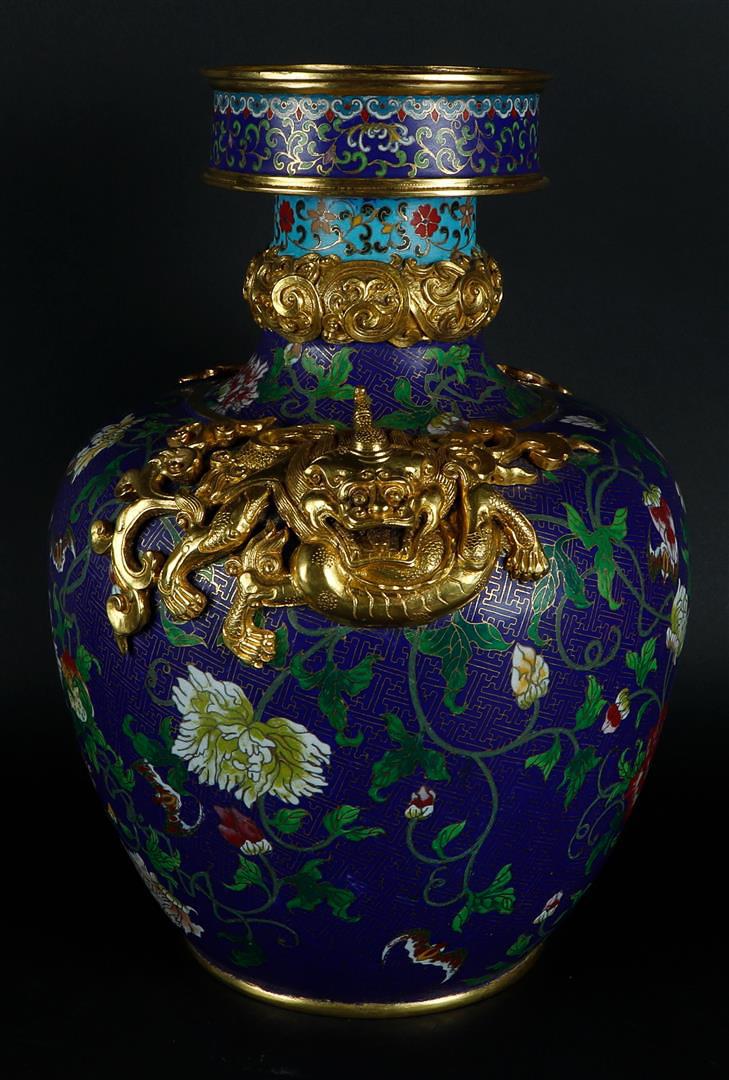 A large cloisonné vase decorated with flowers and on the side with gilded dragons, marked Qianglong. - Image 4 of 6