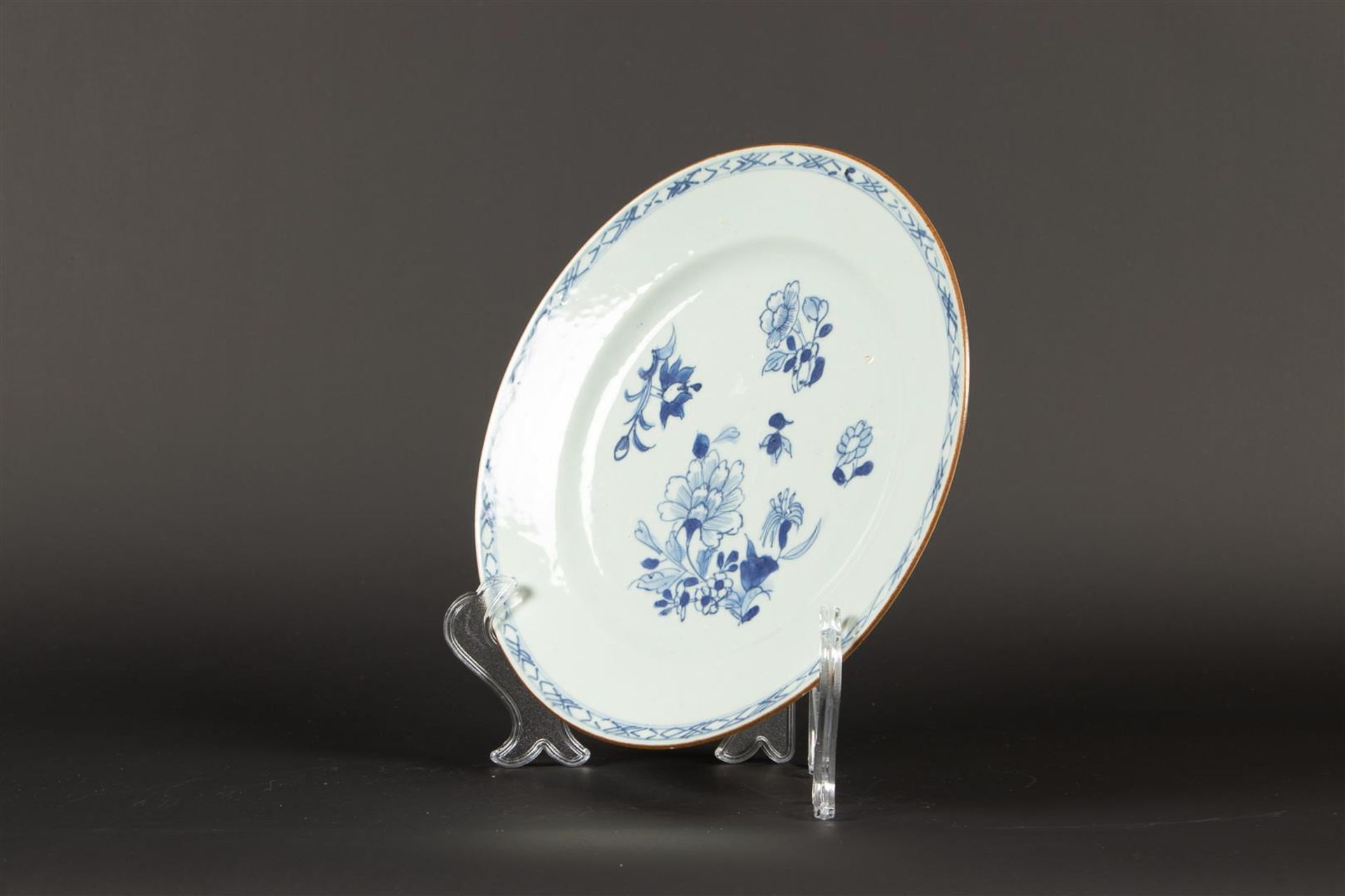 A porcelain plate with blossom branch decor. China, Qianglong. - Bild 2 aus 3
