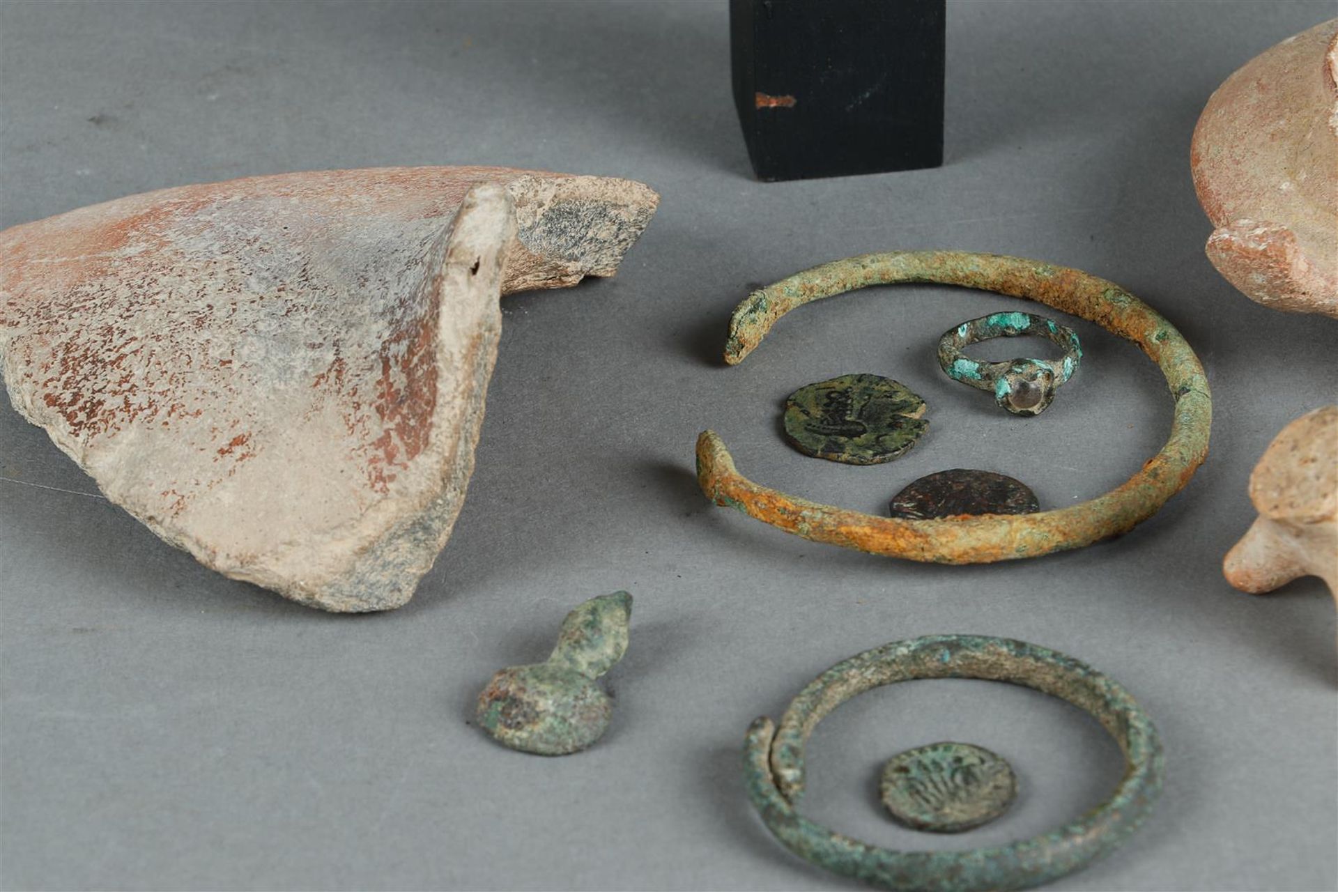 A lot consisting of various archaeological finds, including from classical antiquity. Including coin - Image 4 of 4