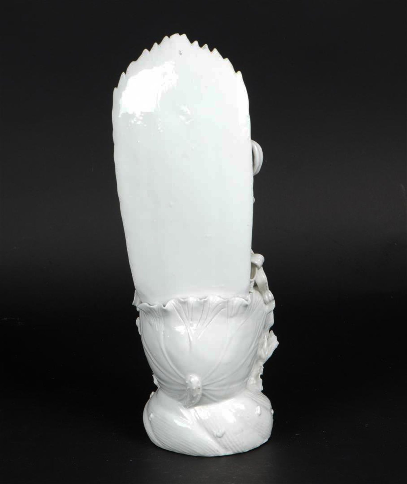 A Blanc de Chine Guan Yin. China, late 20th century. - Bild 2 aus 3