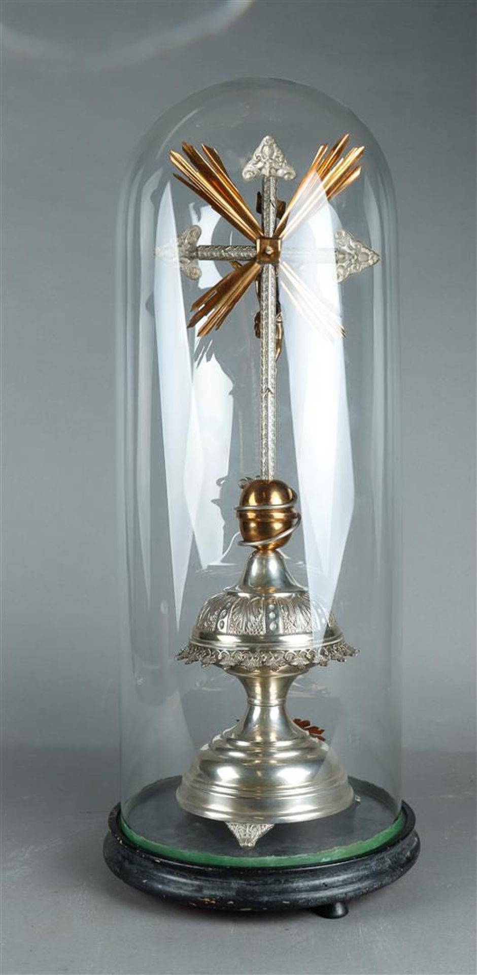 A metal crucifix under al period glass dome, ca. 1900. - Bild 4 aus 4