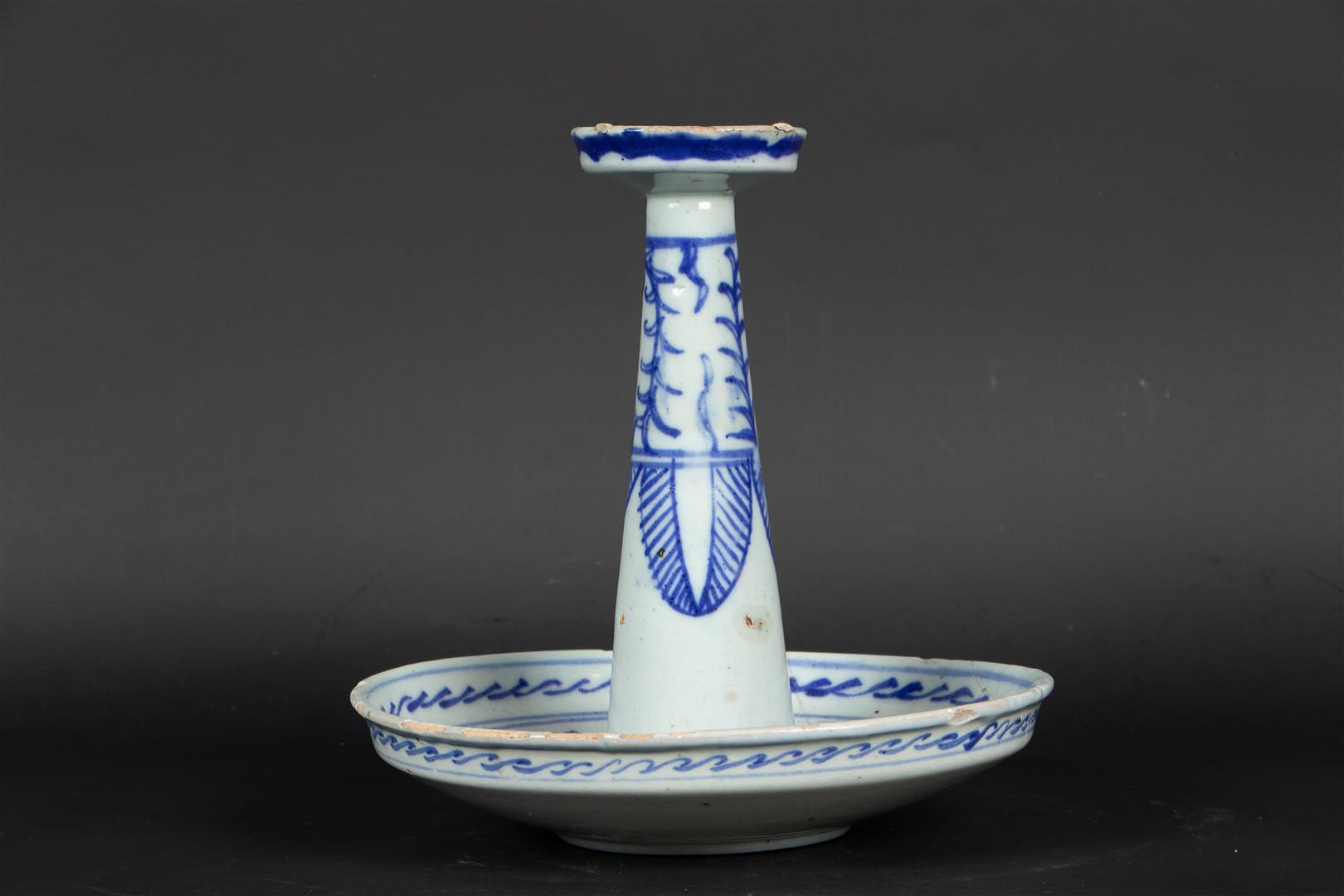 A porcelain floral decorated oil lamp. China, 19th century.