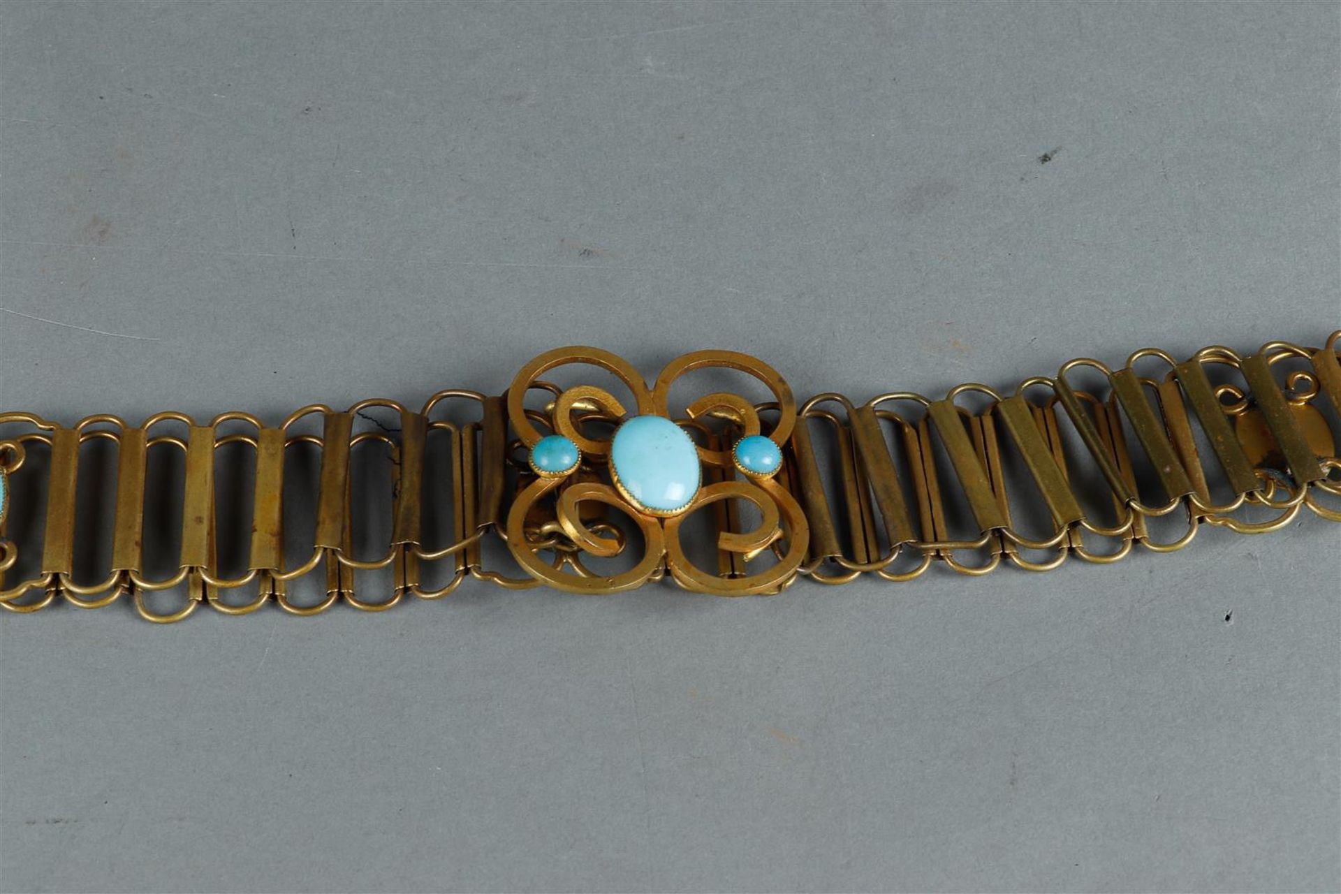 A gold-plated brass belt with buckle, set with large topaz stones. Russian, 19th/20th century. - Bild 2 aus 2