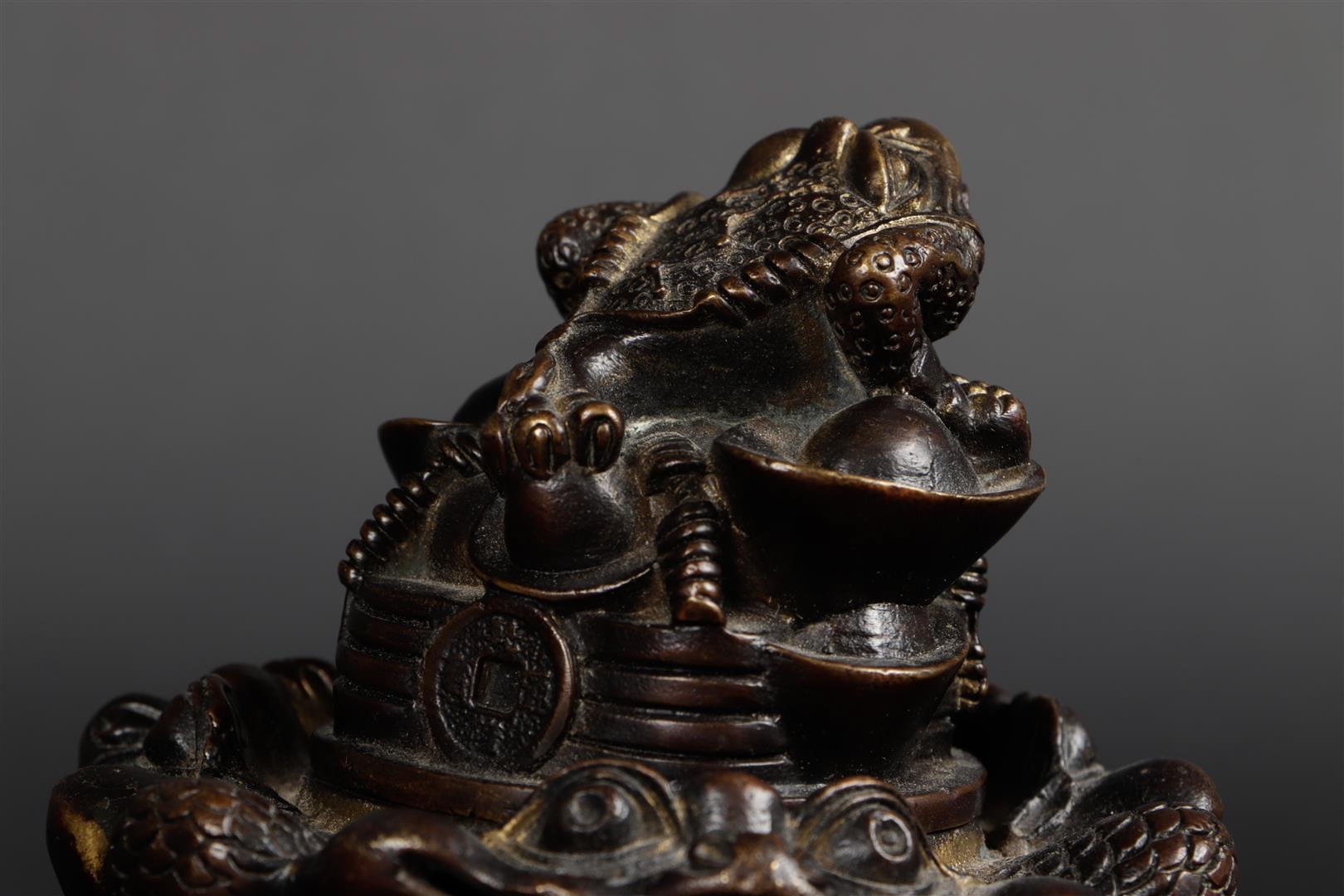 A bronze incense burner decorated with frogs. China, 20th century. - Image 2 of 4