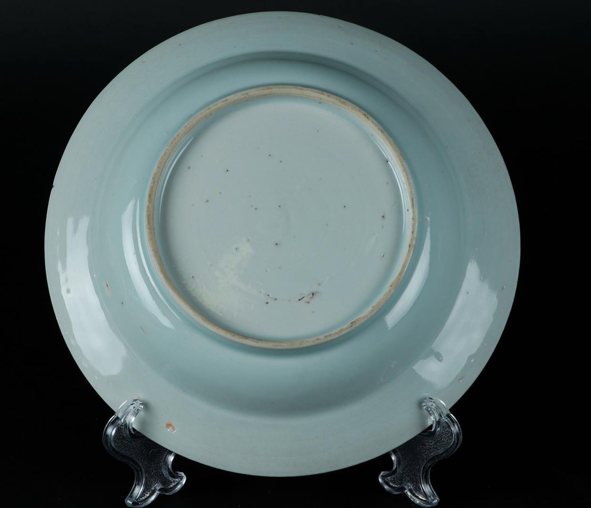A porcelain deep plate with weeping willow and antiques on a tree stump. China, Qianlong. - Image 2 of 2