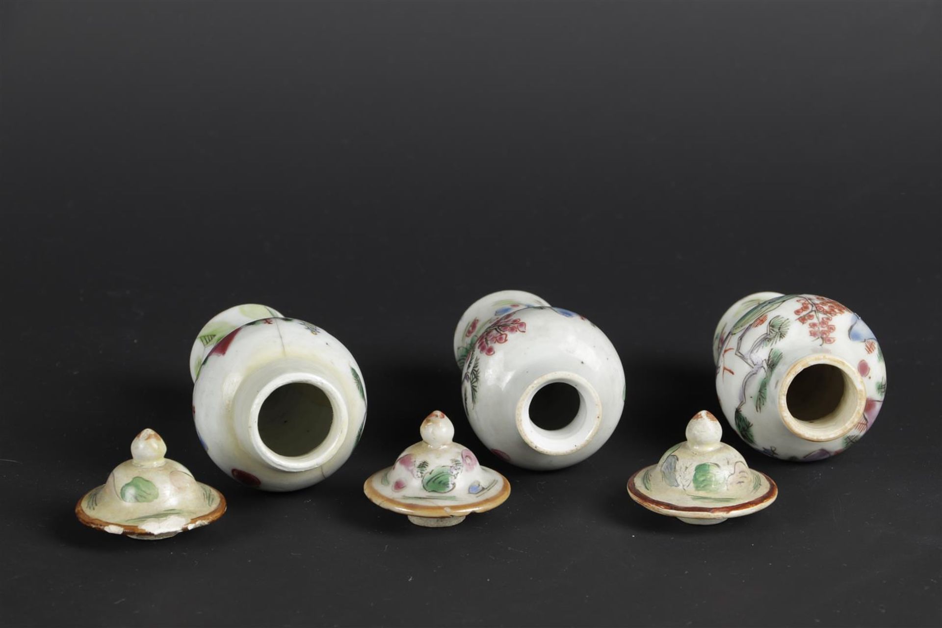 Three porcelain Famille Rose lidded jars with mountain landscape decoration. China, Qianlong. - Image 4 of 5