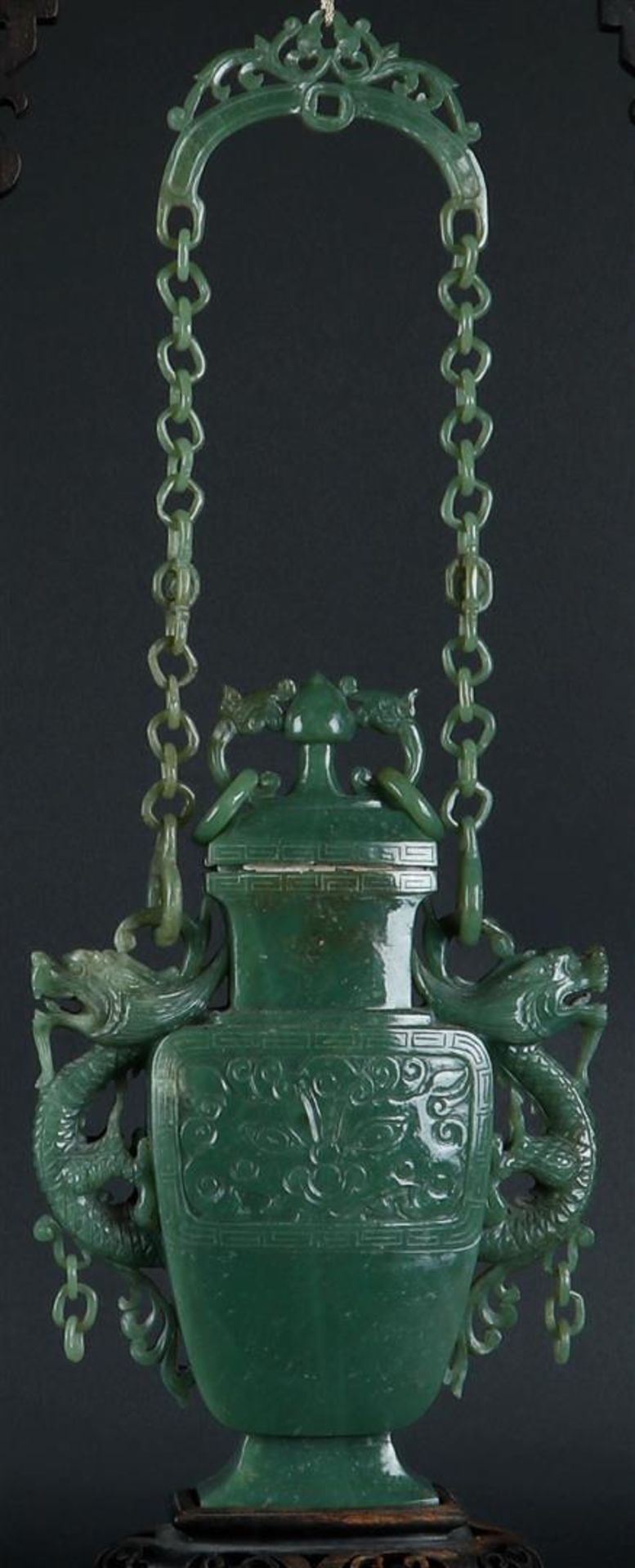 A celadon green jade vase with lid, with dragon handles and with jade chain with handle. China, 20th - Image 5 of 5