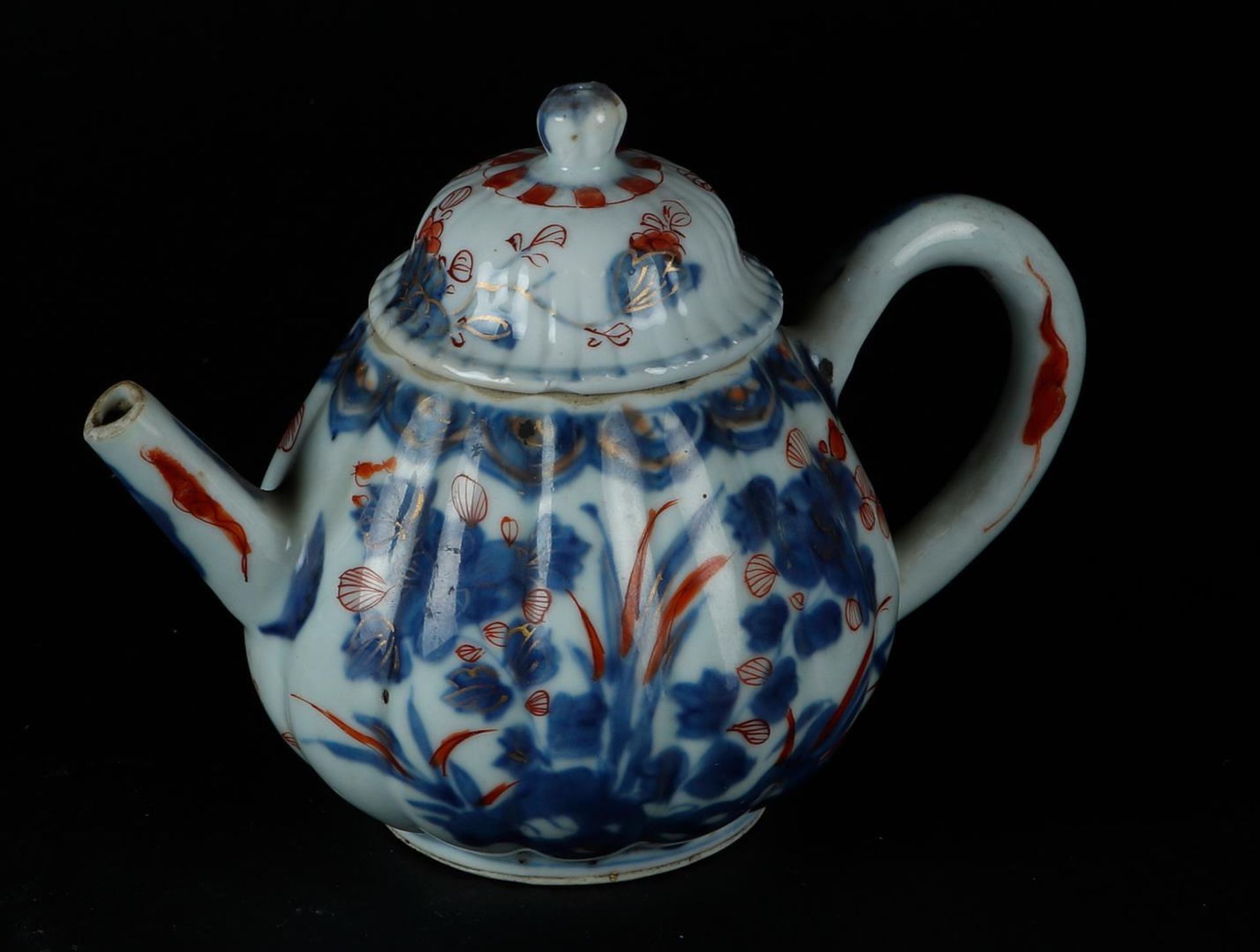 A porcelain Imari ribbed teapot and two Imari cup vases. China, Qianlong.