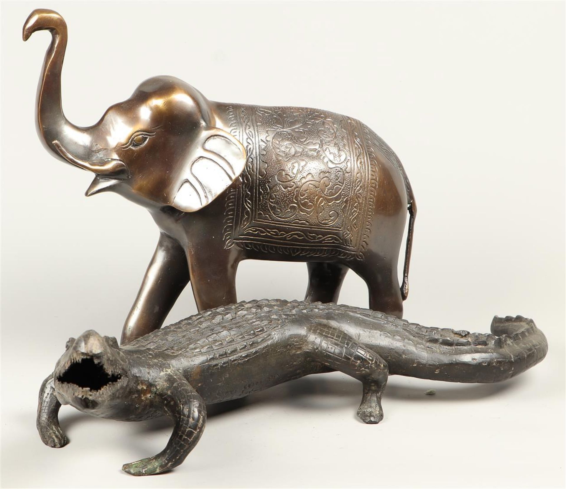 A pair of bronze depicting an aligator and an Indian elephant. 2nd half of the 20th century.